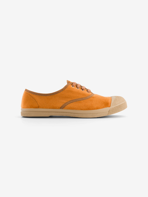 donna con lacci di velluto scarpe da ginnastica di mattoni