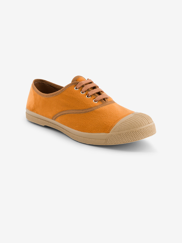 donna con lacci di velluto scarpe da ginnastica di mattoni