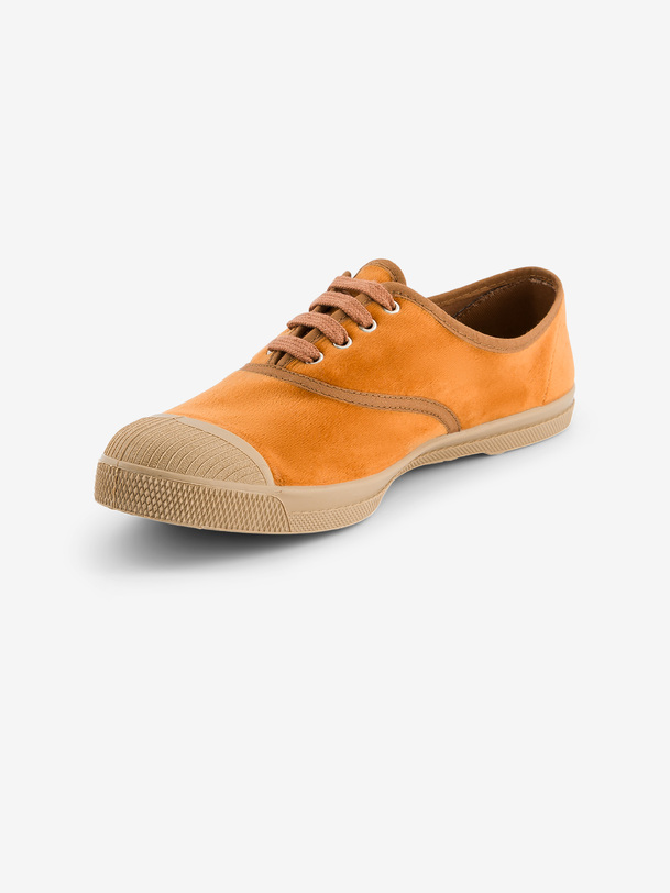 donna con lacci di velluto scarpe da ginnastica di mattoni