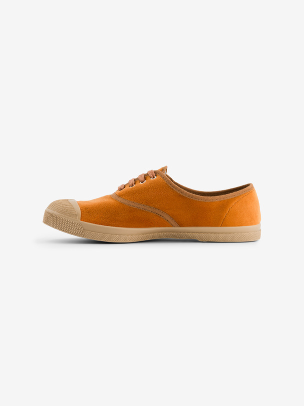donna con lacci di velluto scarpe da ginnastica di mattoni