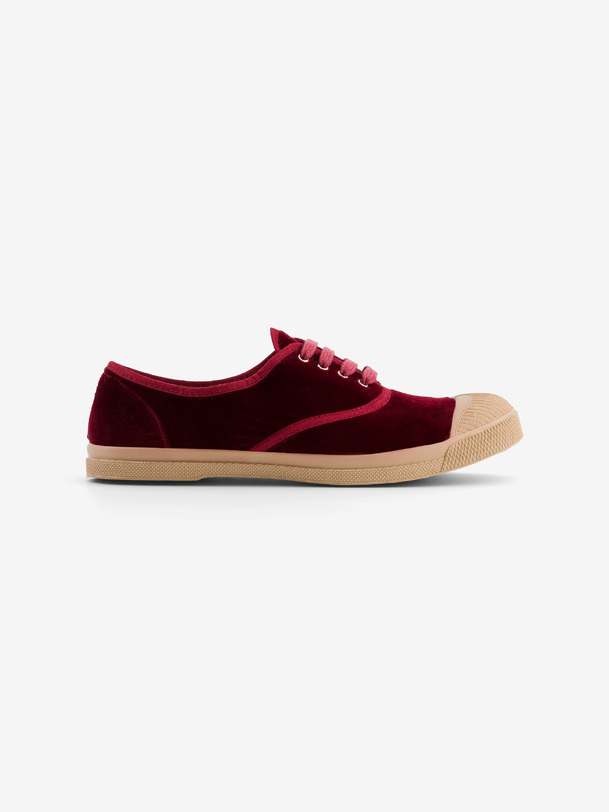 donna con lacci in velluto bordeaux sneakers