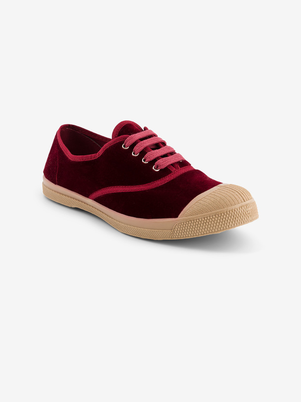 donna con lacci in velluto bordeaux sneakers