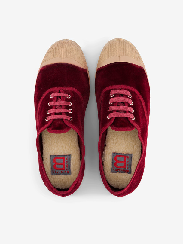 donna con lacci in velluto bordeaux sneakers