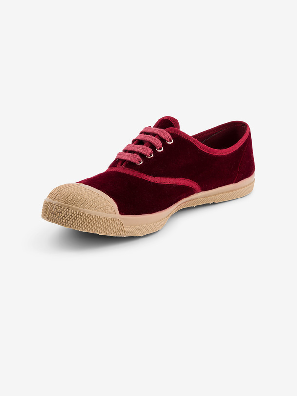 donna con lacci in velluto bordeaux sneakers